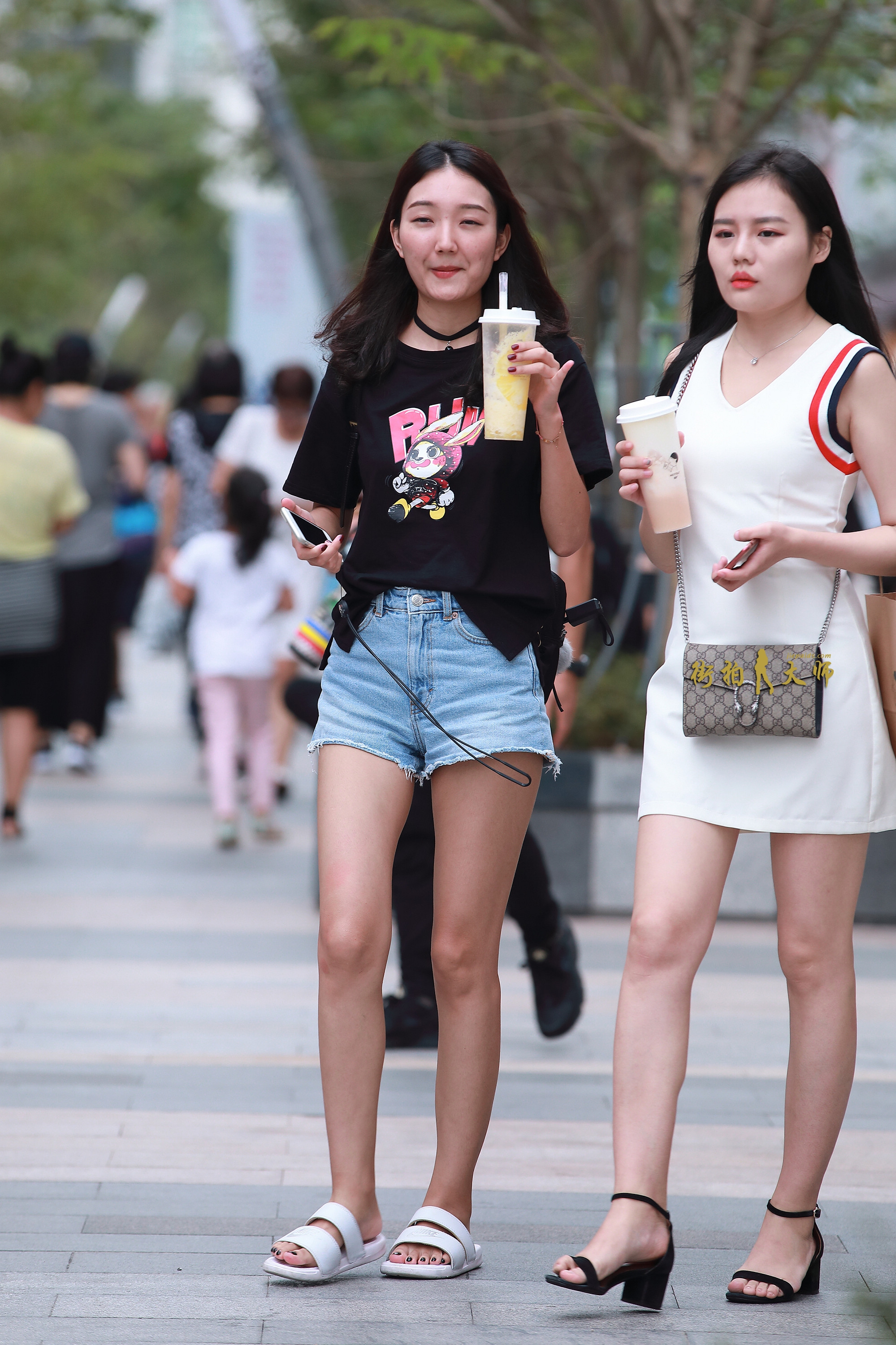 美女跟闺蜜两个人一起逛街,打扮的都非常时尚,给人一种很清新的感觉!