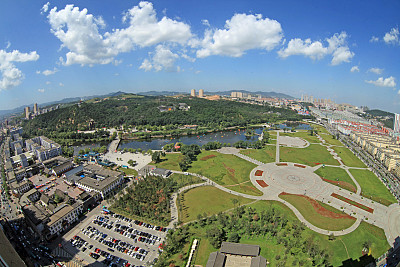 俯瞰吉林市北山风景区的风光