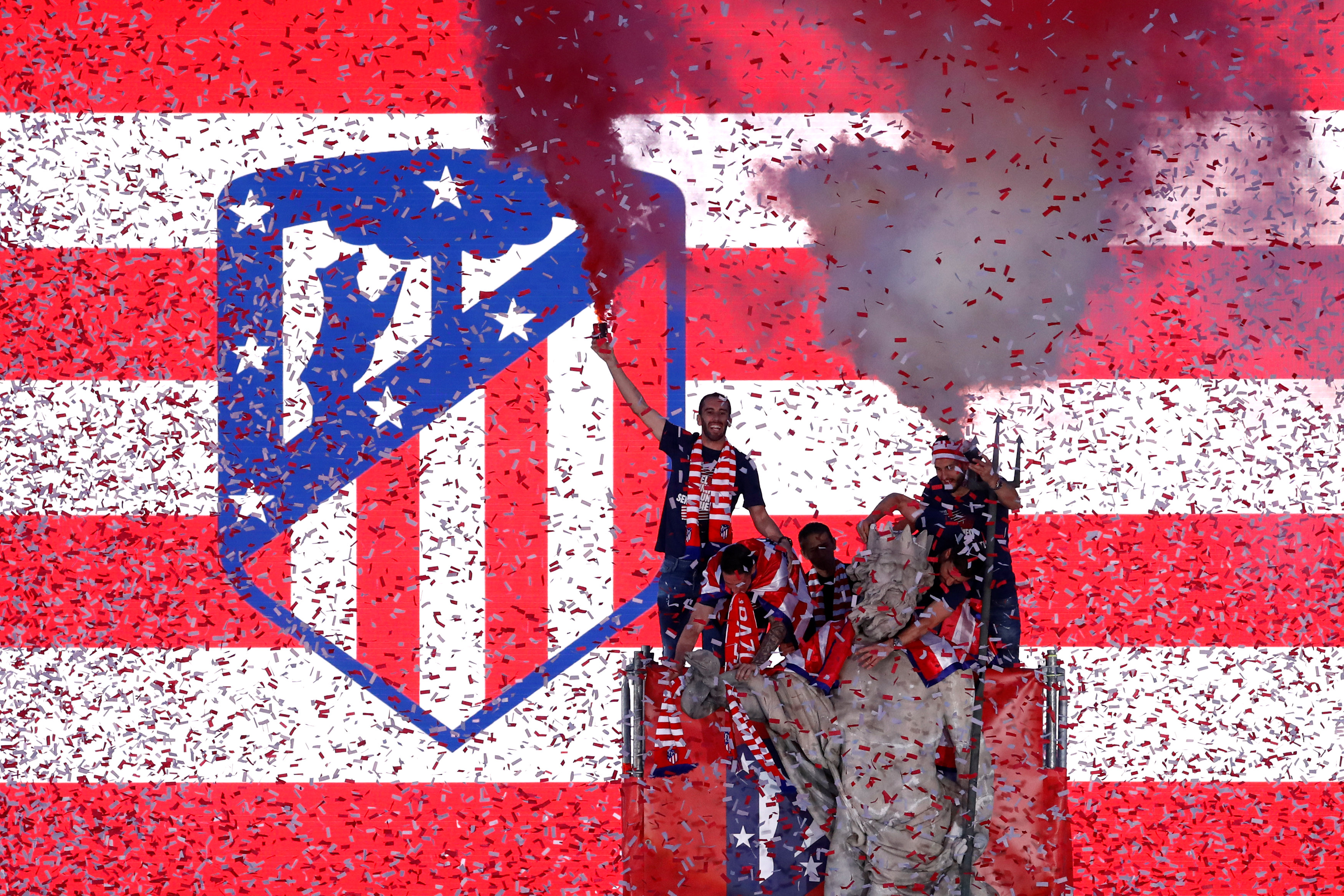 足球——马德里竞技庆祝夺得欧联杯冠军(2)