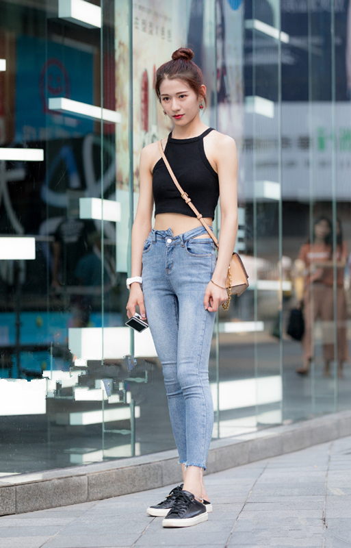 街拍:北京街头气质型的美女,行走间尽显成熟女人的魅力!