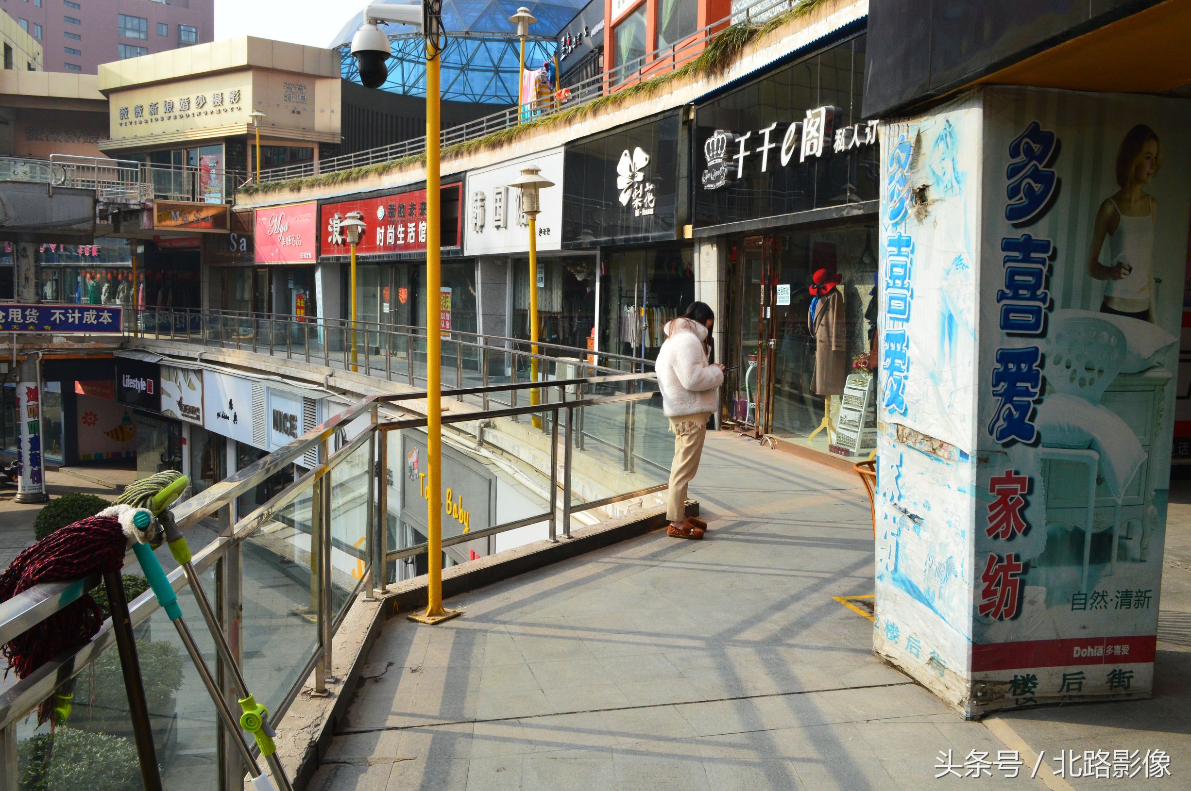 生意萧条的大型商业综合体,周日中午11点30分也只有寥寥几人逛街