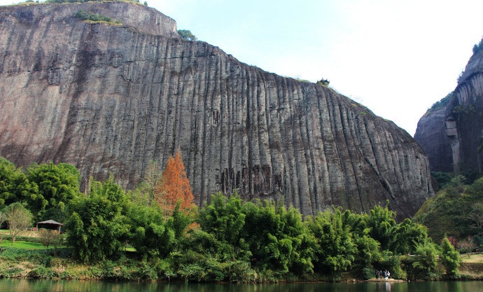 九曲溪是武夷山脉主峰,位于福建省武夷山峰岩幽谷之中