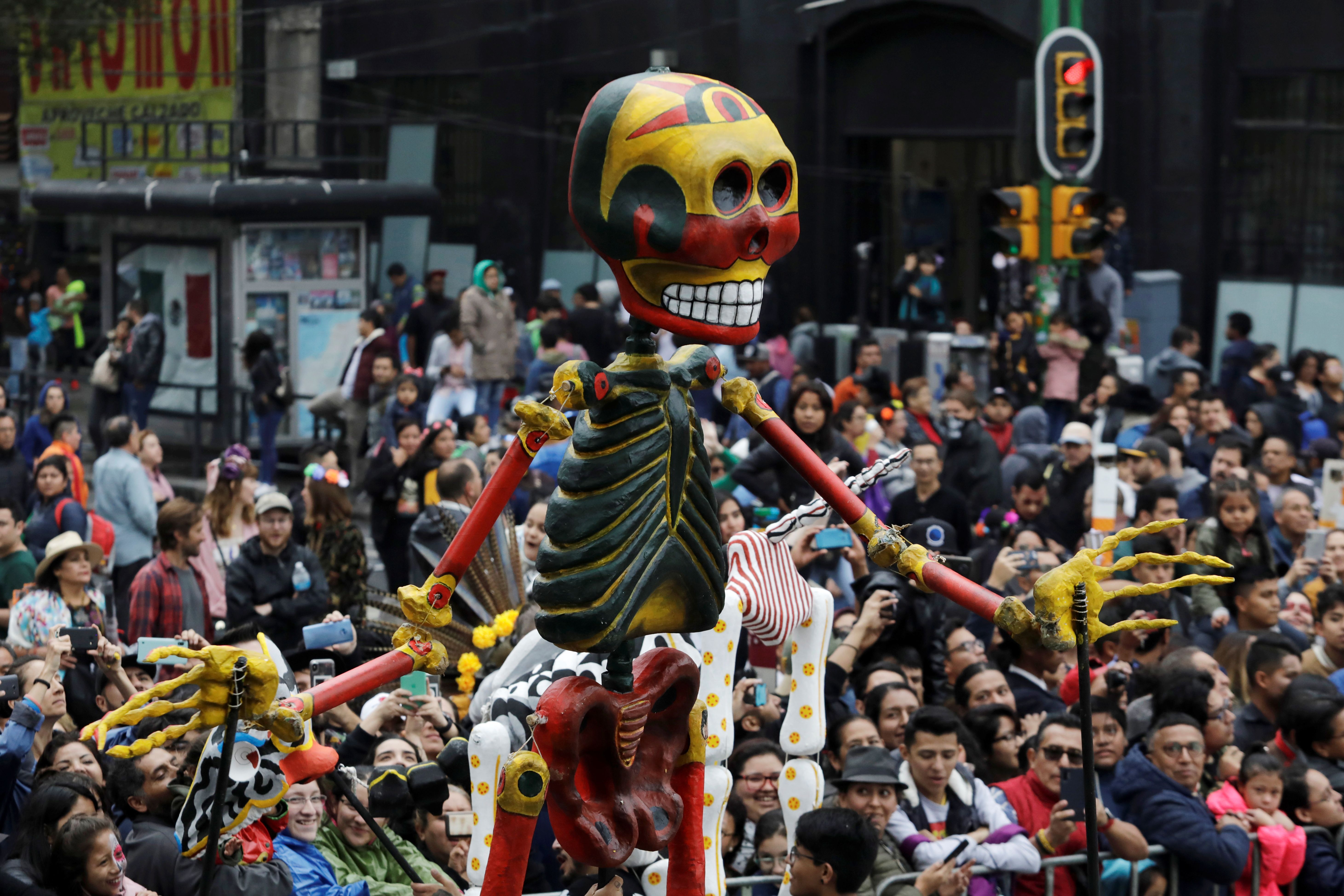 墨西哥城举行亡灵节游行(33)