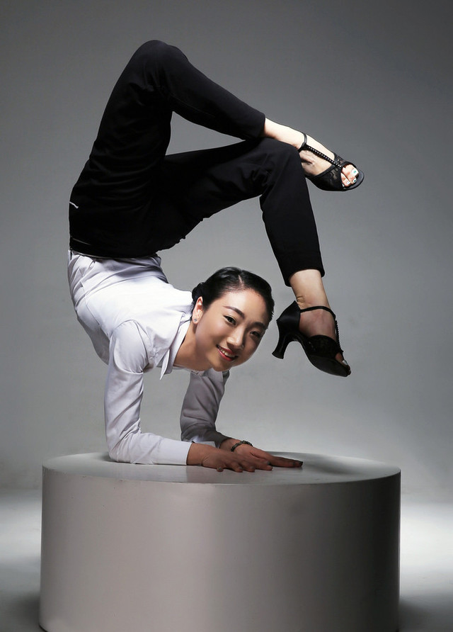 极限柔韧的性感 中国第一柔术美女刘藤演绎高难极致体位