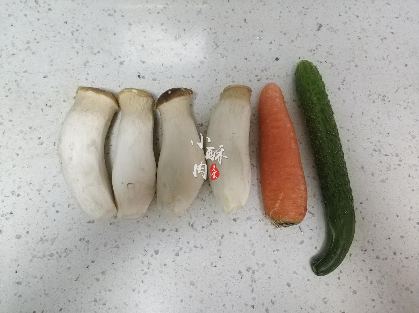 杏鲍菇不要直接炒,多加这一步,做出的杏鲍菇酸甜微辣,美味可口