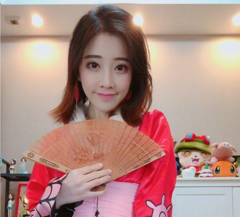 陈一发高叉旗袍秀身材,冯提莫不甘示弱cos性感女帝?这波你站谁