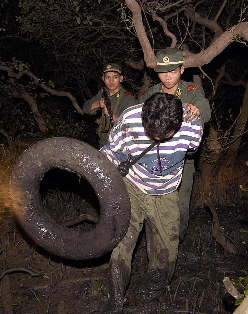 被告人冯某某禁不住"高薪"诱惑,偷渡到缅甸充当雇佣军,在缅甸期间还