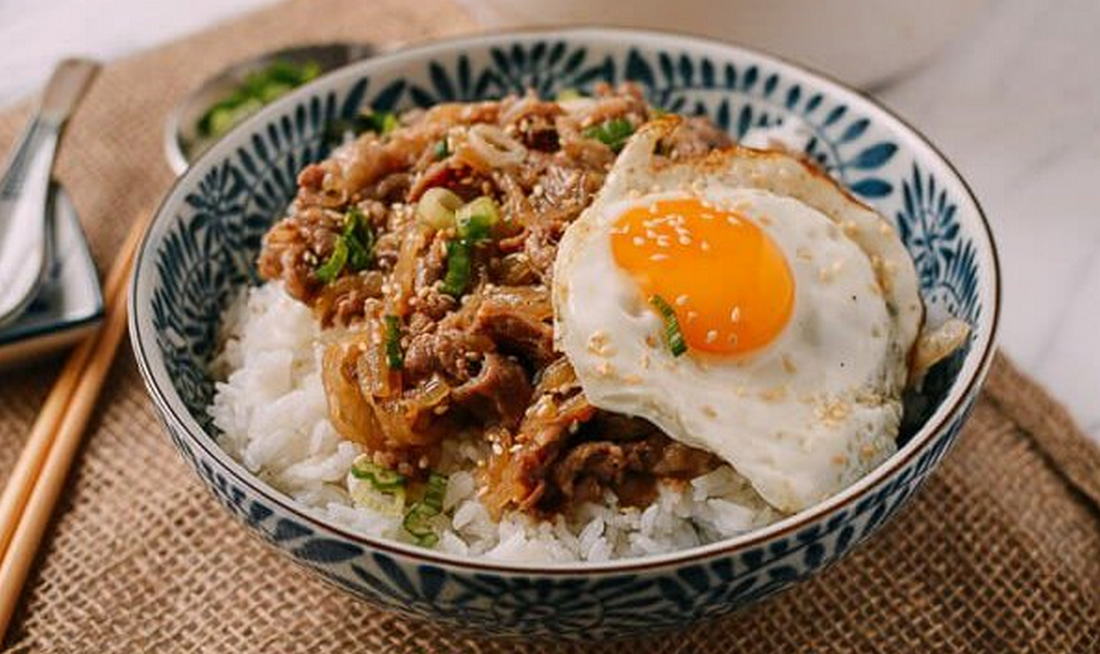 日式肥牛饭,嫩滑爽口,完全可以媲美吉野家肥牛饭哦