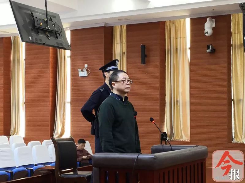 三个手指代表30万?柳州市工人医院原院长助理戴盛明被控受贿968万