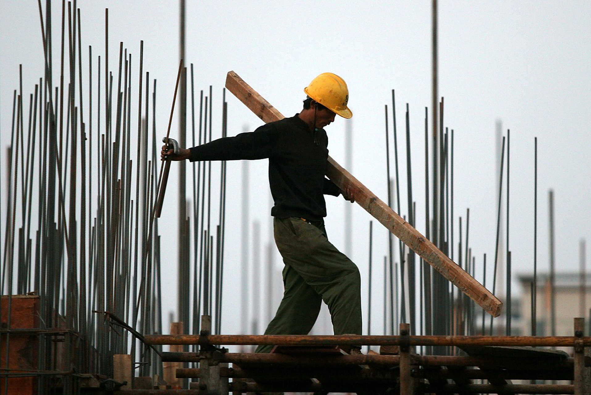可有一小部分包工头不讲良心,不发工钱,农民工去要回属于自己的辛苦