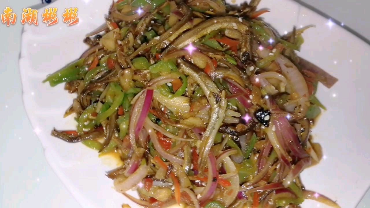 小鱼干这样煎炒着吃,鲜 辣又入味,今晚要多吃一碗白米饭了