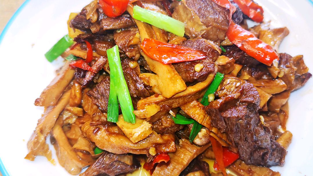 笋干烧牛肉吃不腻的做法,牛肉浓香味鲜,笋干脆爽,2斤都不够吃