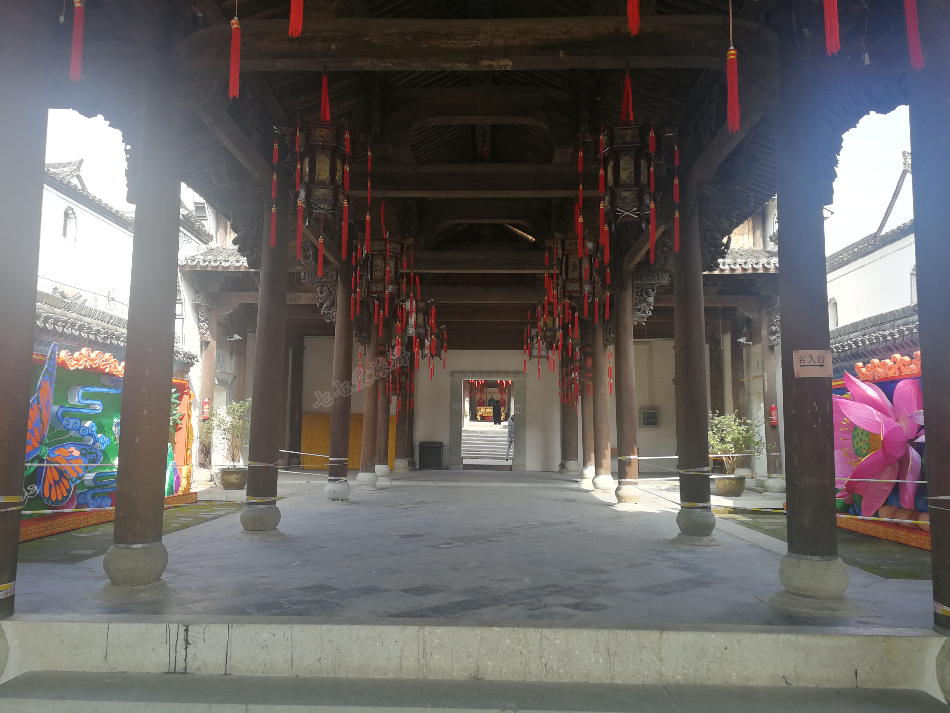 杭州姑娘到浙江东阳李宅旅游,她用一个字形容这古村,你猜是啥?