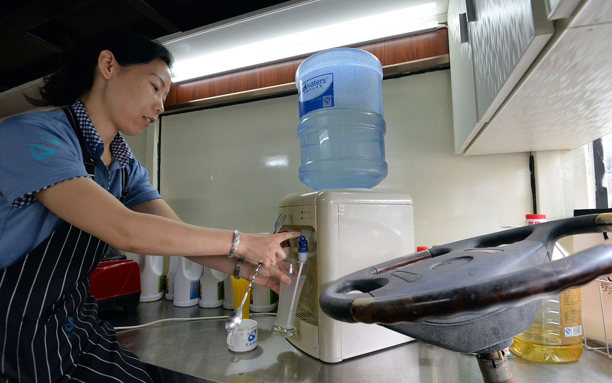 办公室里有男有女,谁来负责换桶装水呢?
