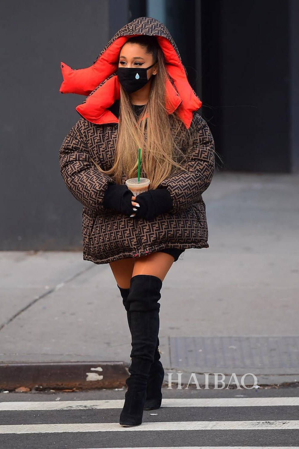 爱莉安娜·格兰德 (ariana grande) 纽约街拍,fendi羽绒服搭配黑色