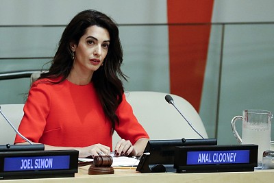 得罪摄影师?阿玛尔·克鲁尼太瘦撑不起红裙,脸颊凹陷不忍直视