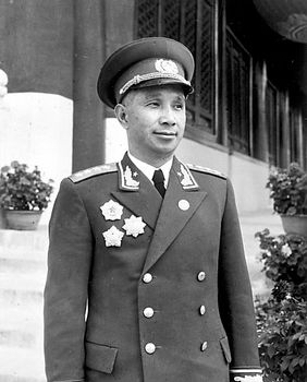 粟裕去找县长办事,县长不让他进门,粟裕只能蹲地上聊