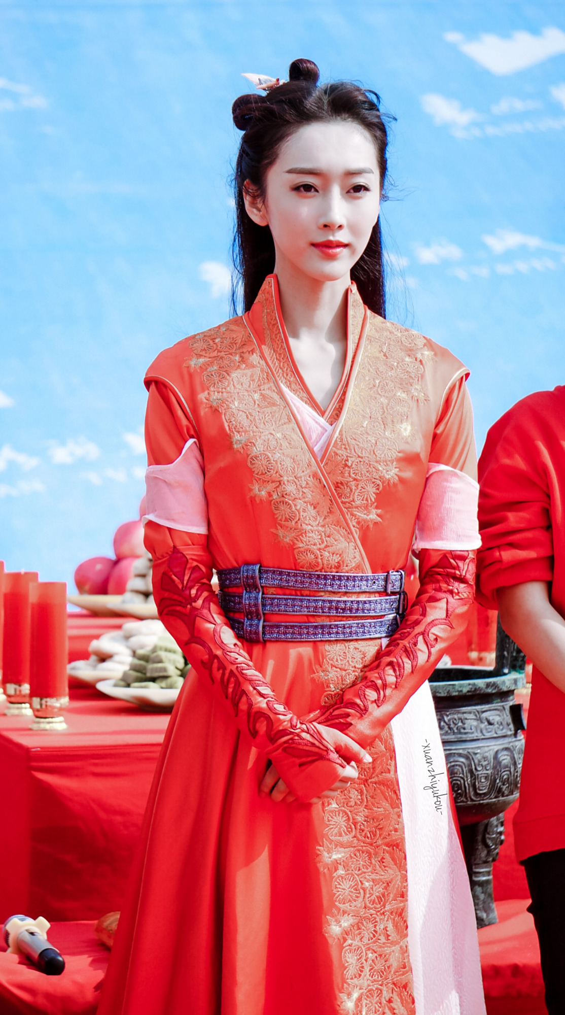 "师姐"宣璐新造型,只是一袭红衣女侠造型,却美得气质出众!