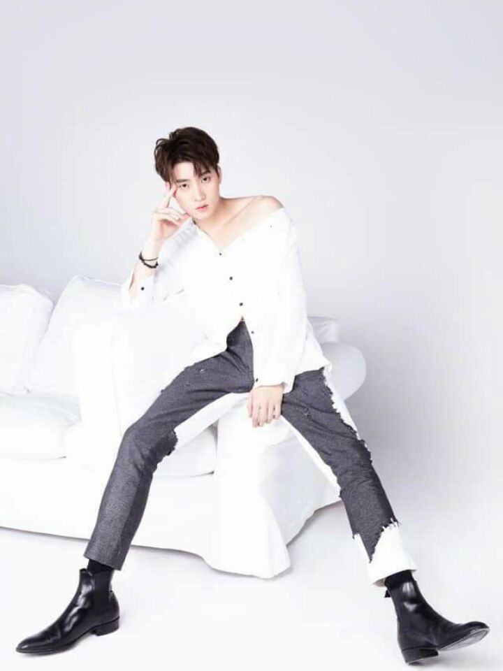 《不期而爱》少爷cp性感写真,露出锁骨和腹肌