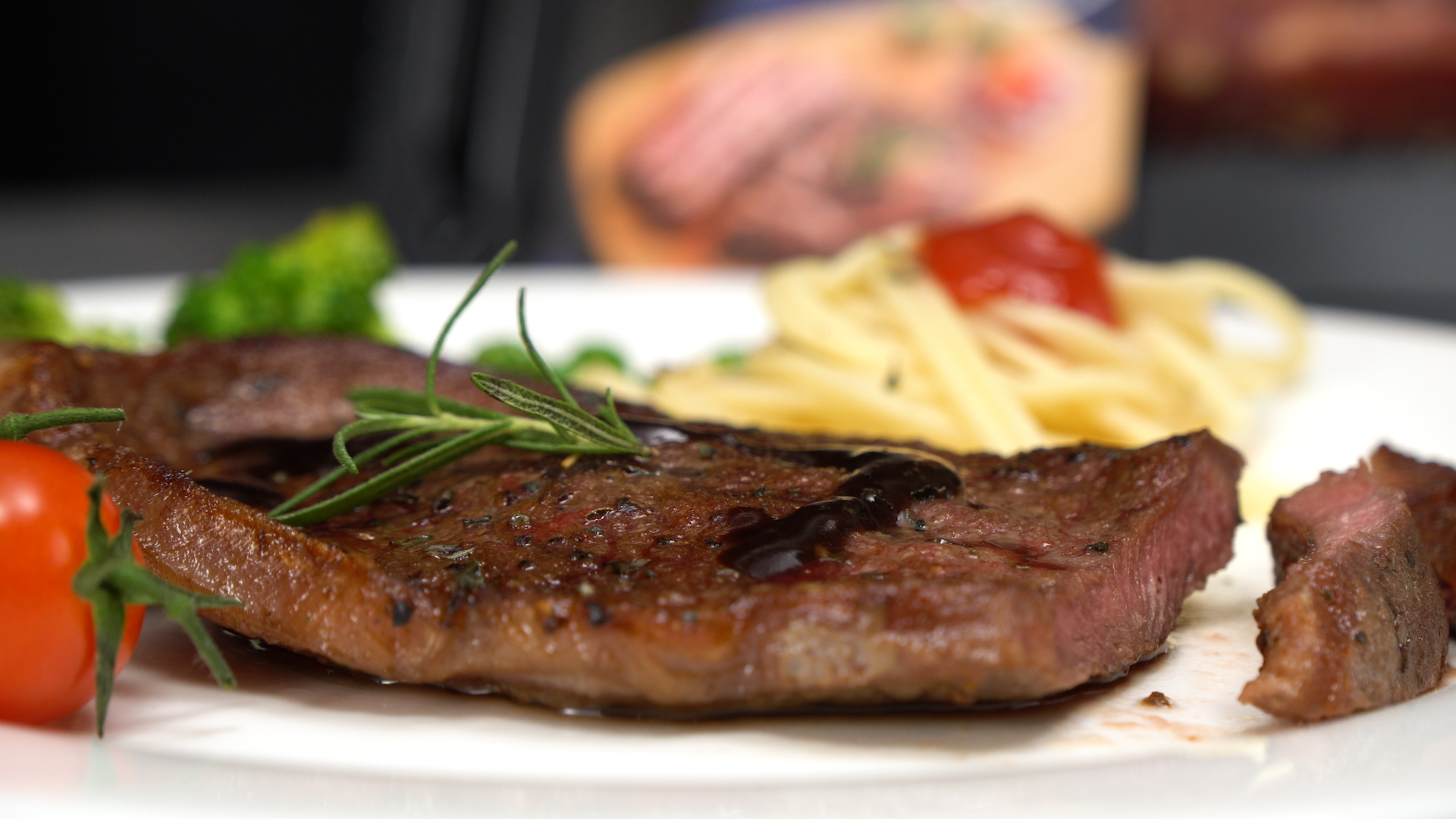 「在家吃饭」今天吃西餐,煎个板腱牛排搭配意面吧