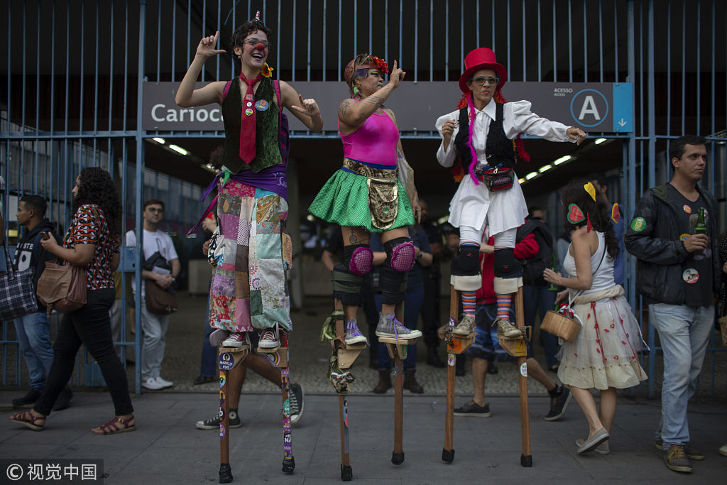 民众扮小丑上街狂欢.  图片来源:mauro pimentel /视觉中国