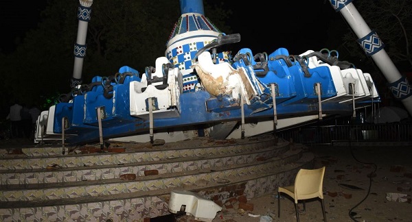 印度一公园内"大摆锤"高空坠落 致2死27伤