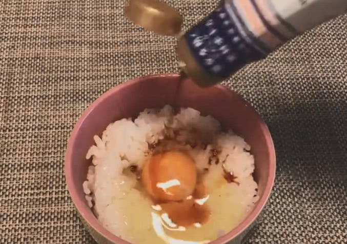 试吃日本生鸡蛋拌饭,饱满的米饭裹上金黄的蛋液,有多少人敢吃呢