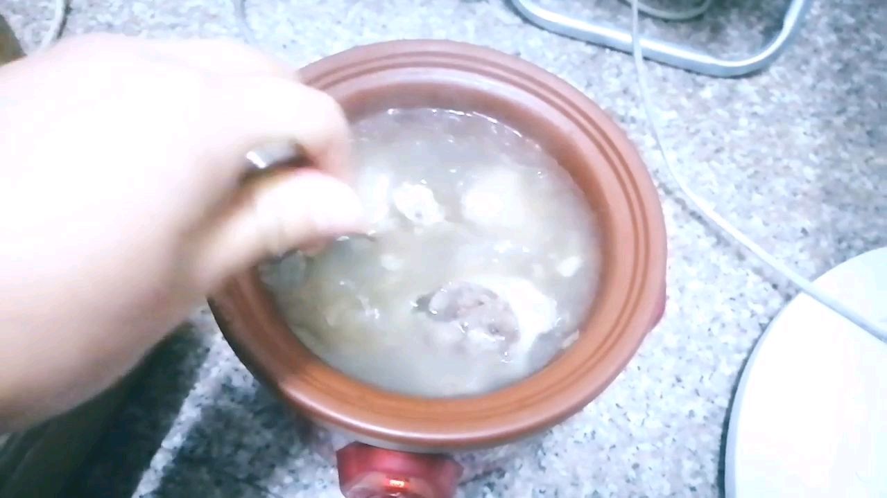 大家晚上好,今天炖了西洋参大骨鸡蛋汤,连喝2大碗,真过瘾呢