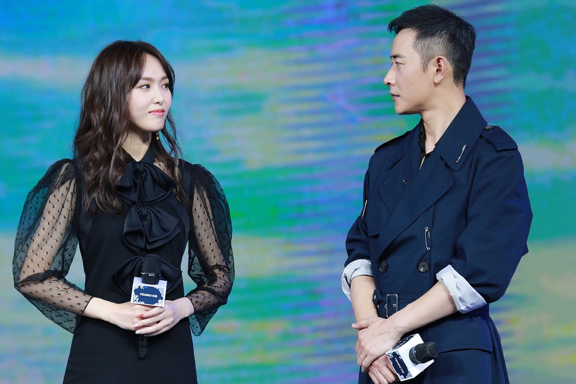 在《新相亲大会》上,有一男嘉宾留下最后的两盏灯时,主持人问男嘉宾:"