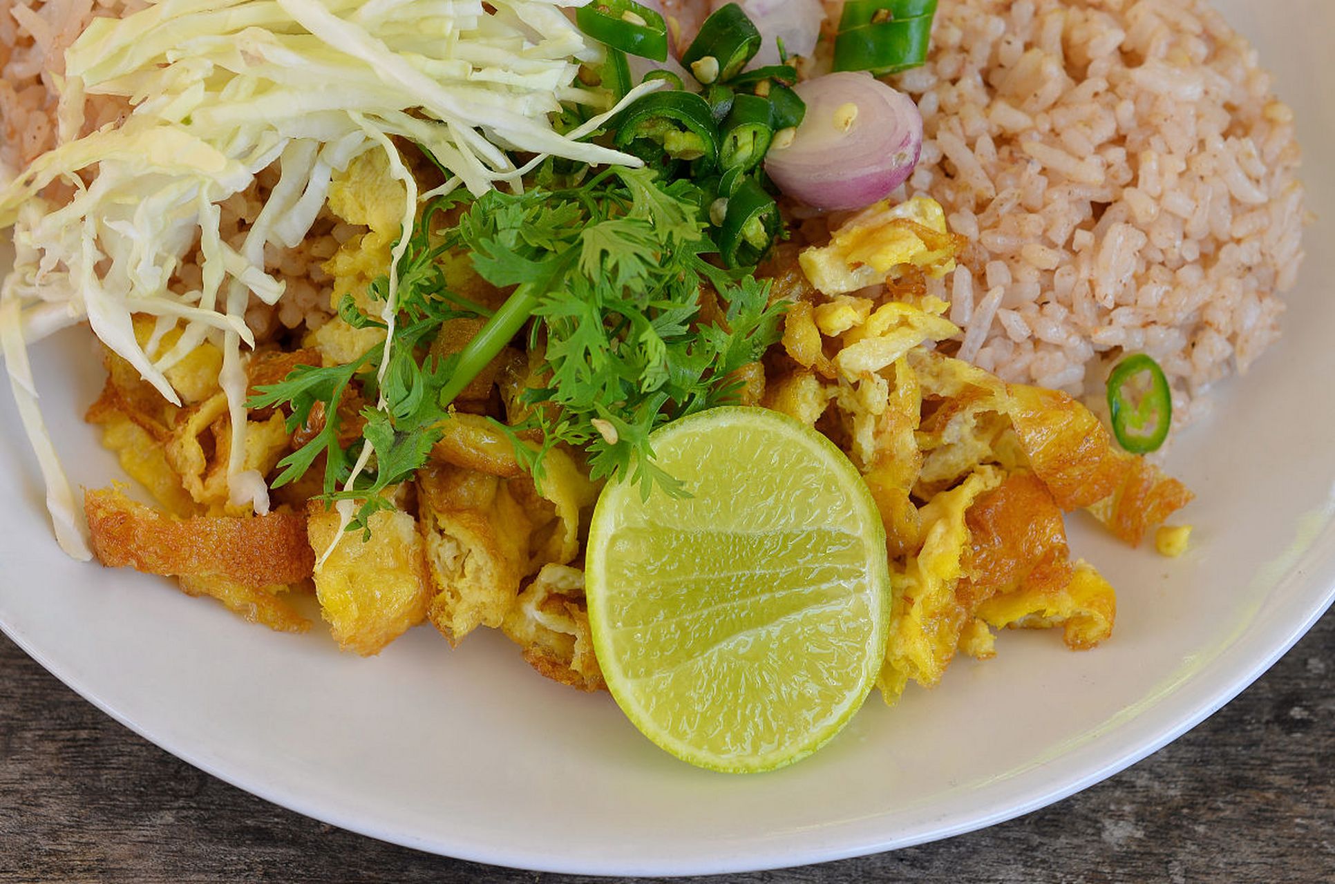 som tum,又称青木瓜沙拉,是泰国街头美食中的一种,以其清爽口感和独特