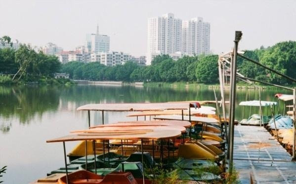 福州五里亭高架桥下,公交车与货车相撞,4人受伤送医