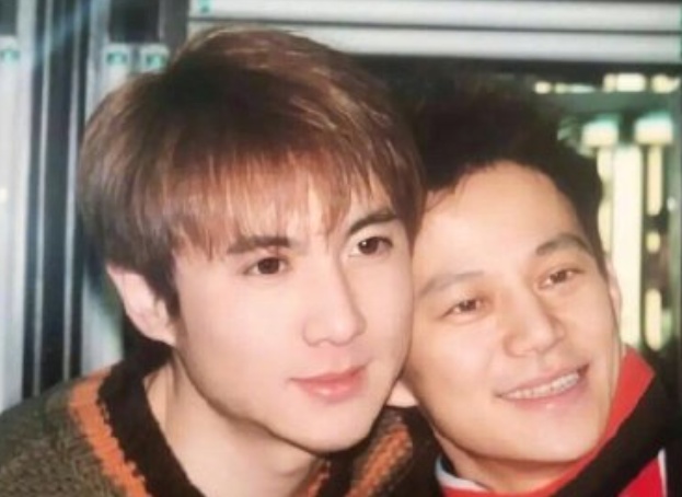 沈腾何炅旧照曝光,颜值相当被网友调侃:何炅没变沈腾变"圆"