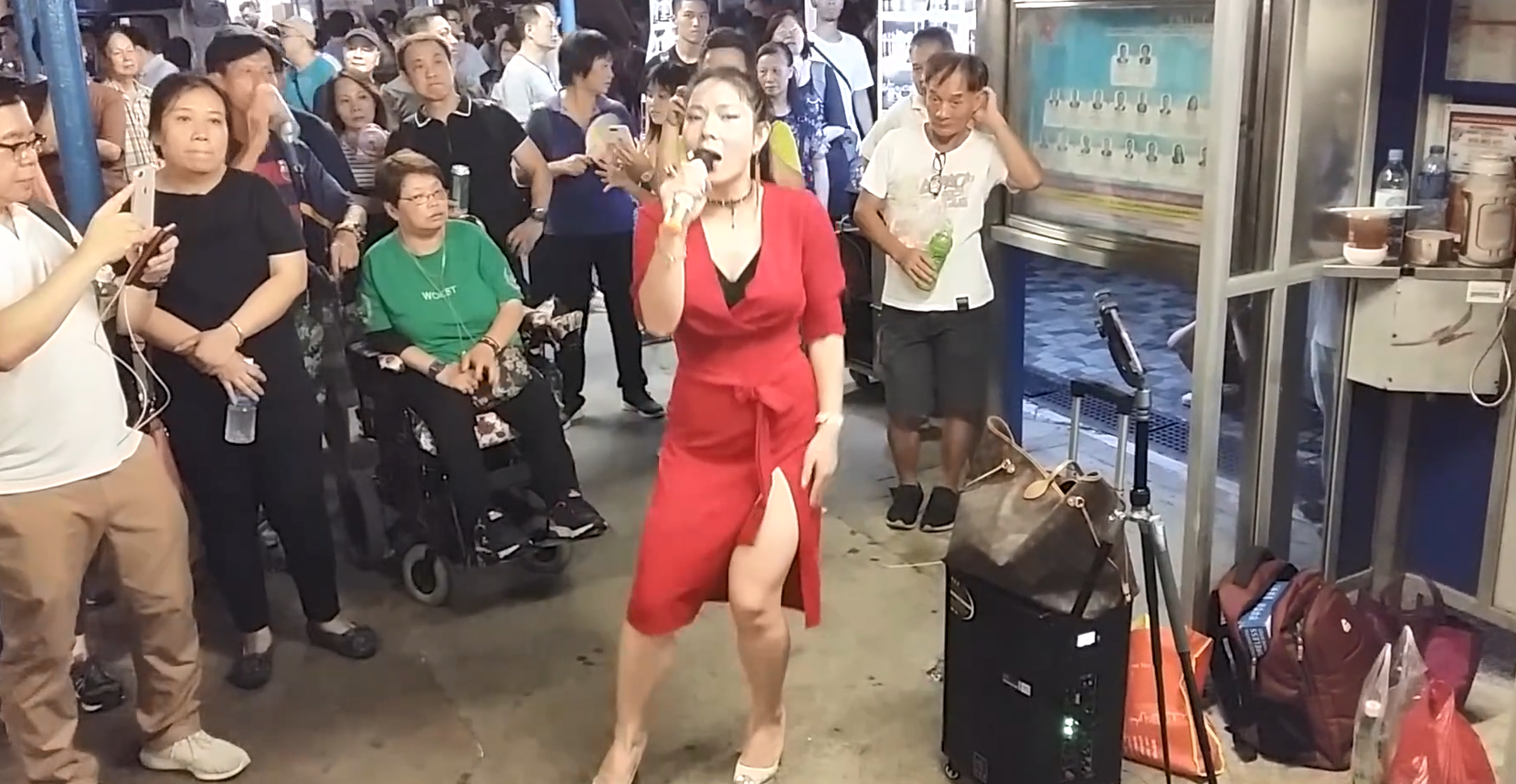 盘点下香港艺人芯妮,为何她能在香港街头立足并受大家