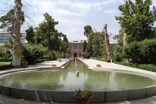 德黑兰最古老的王宫,又称玫瑰宫,中间是一个精心修剪的花园