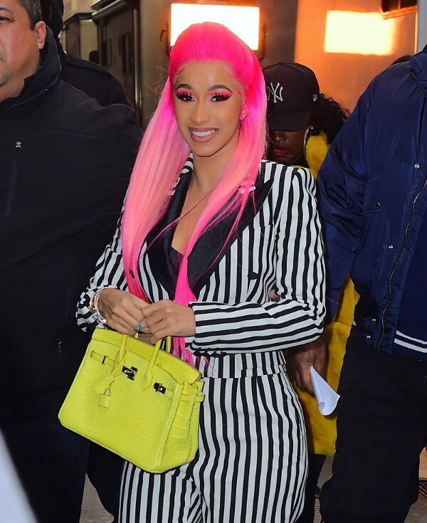 1月10日,说唱歌手cardi b在美国纽约街头录制真人秀节目.