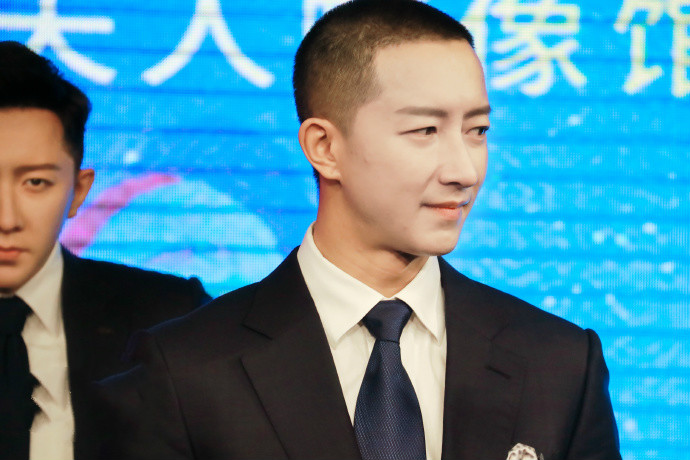 韩庚现身蜡像馆,穿着一身帅气西装,剃了寸头好有男人味