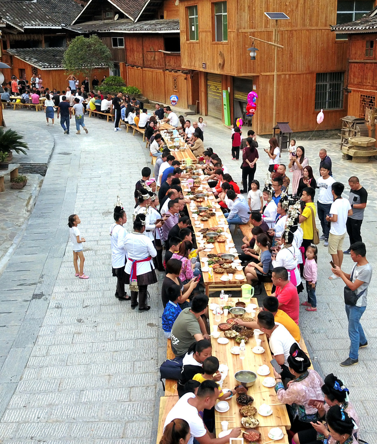 贵州从江:侗寨体验引客来,长桌宴不放筷