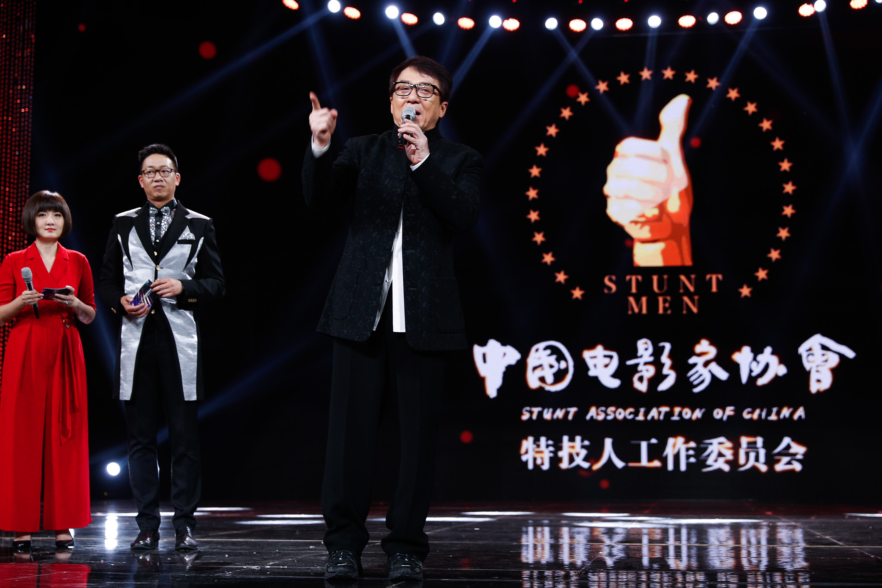 专访成龙丨"龙女郎"难找,cg又来抢饭碗