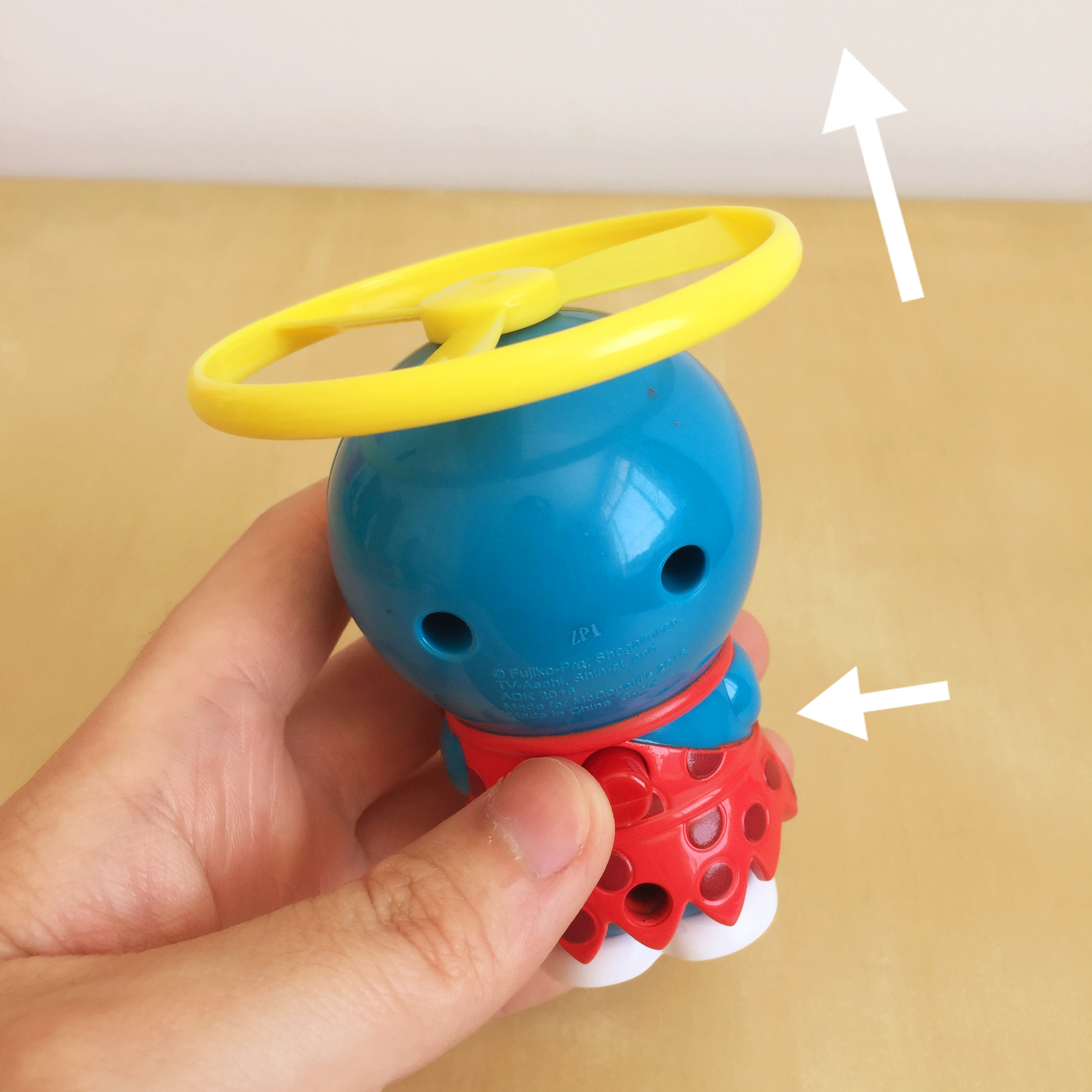 (2. 扭动竹蜻蜓,然后按压背后的机关 竹蜻蜓就会向上飞)