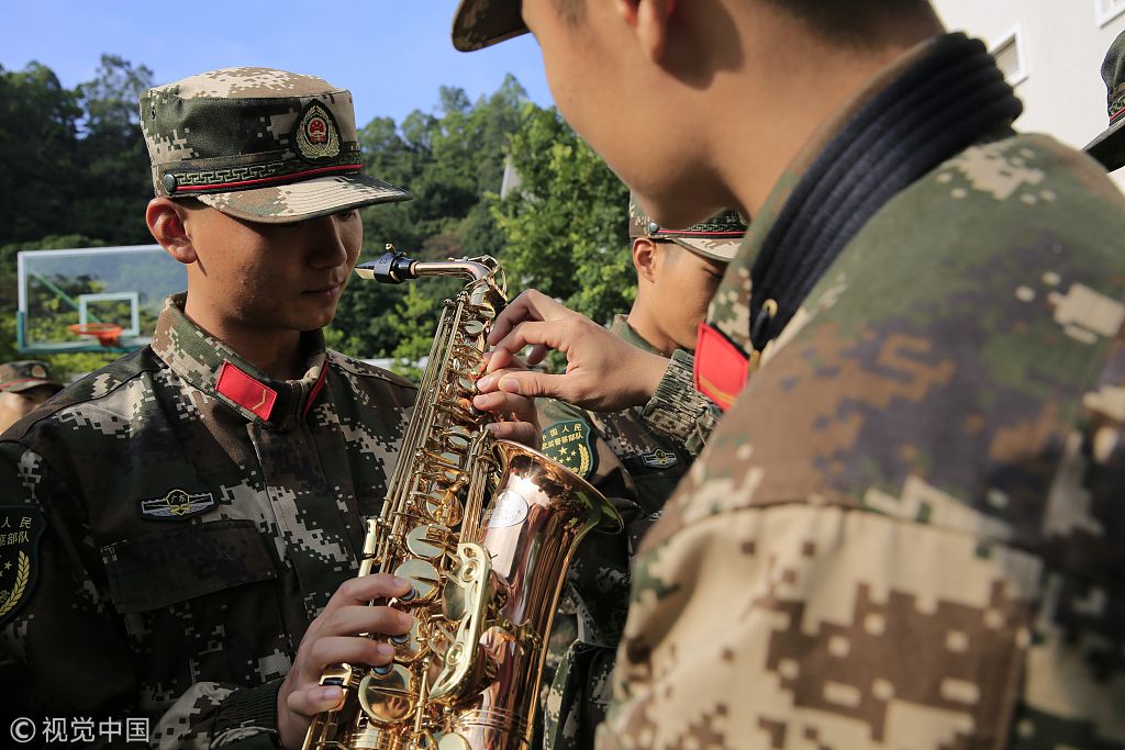 广州武警部队举办欢迎仪式 喜迎新战士下队