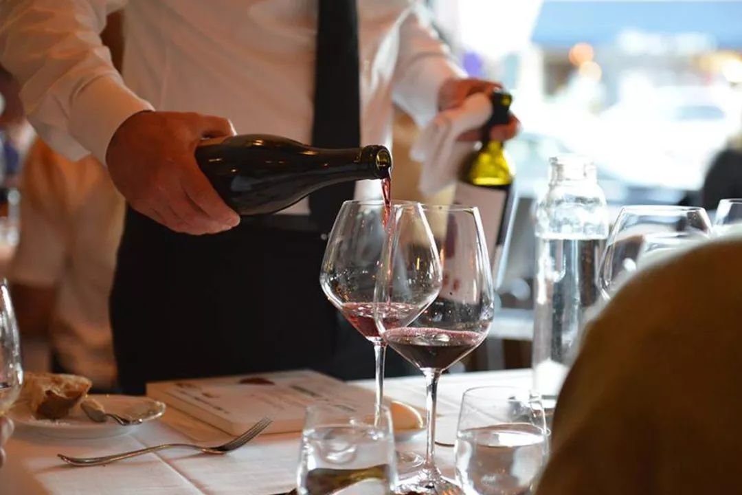 23岁遭遇车祸下身瘫痪,但他却成为全世界最励志的侍酒师