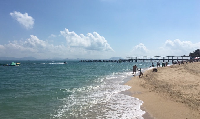 西岛是位于三亚市区西南的一座小岛,风景秀丽,海水