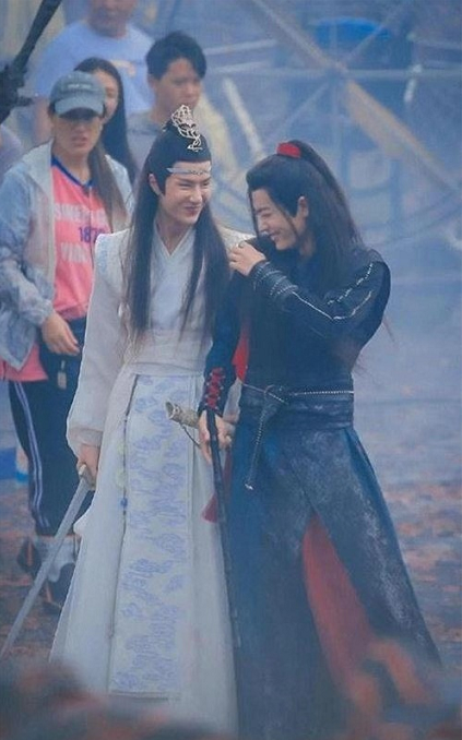 《陈情令》路透:忘羡共赏雪景,王一博颜值不稳,肖战娇笑太苏了