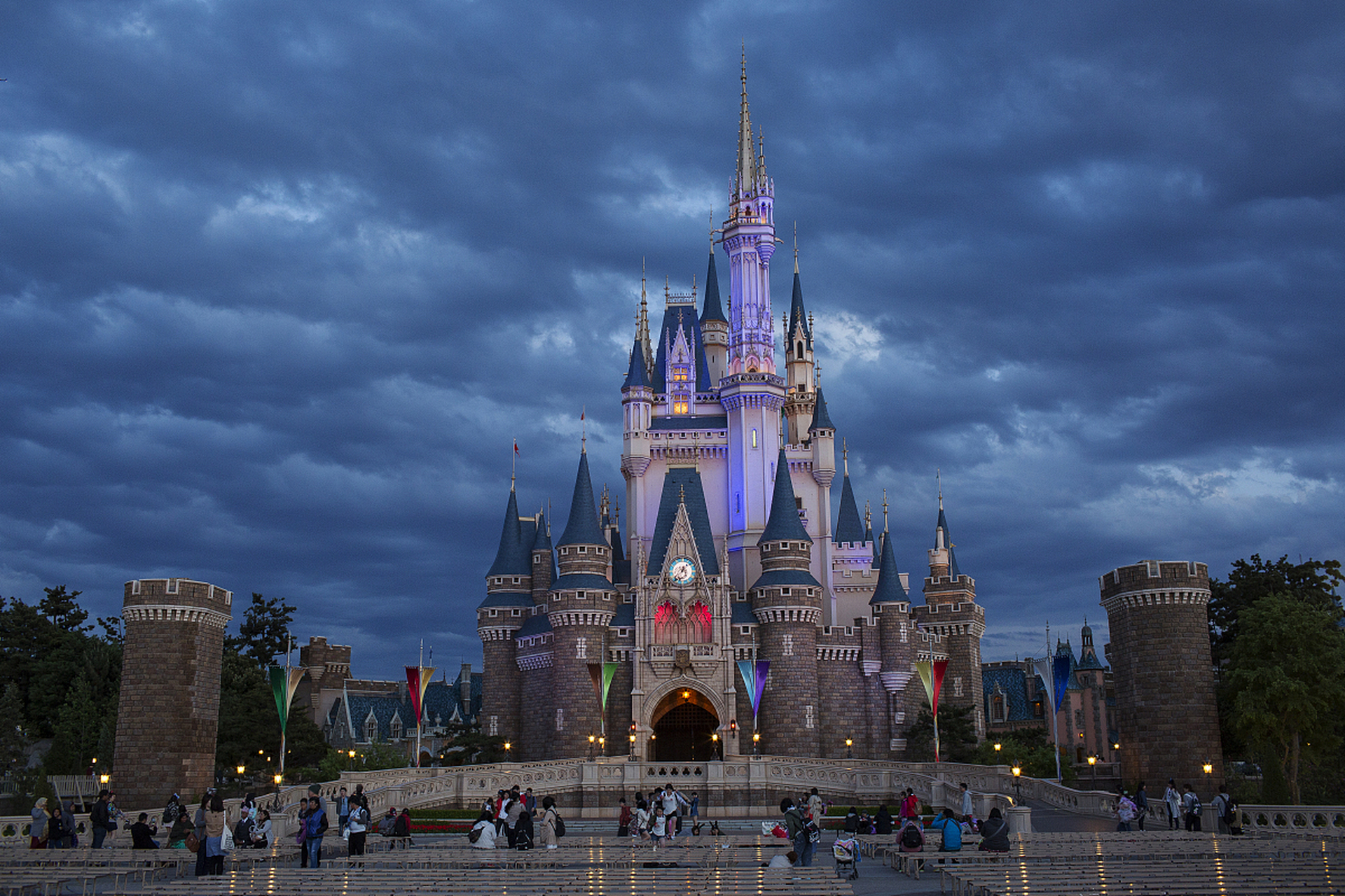 网传迪士尼要来成都,更是冲上了热榜第一,很多人认为会选在龙泉驿区