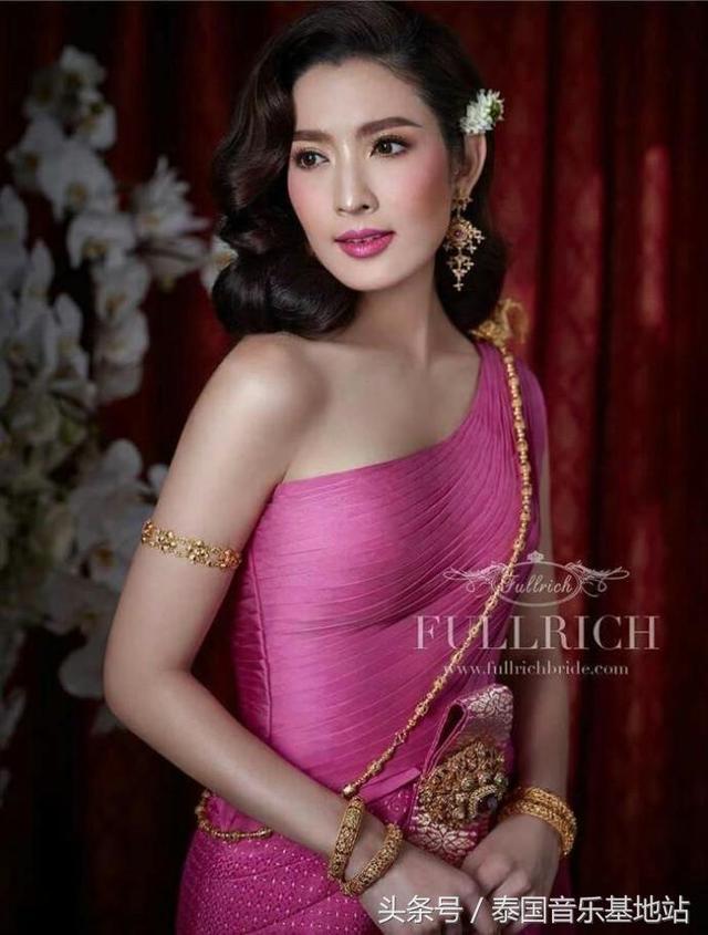 泰国女明星传统服装图片