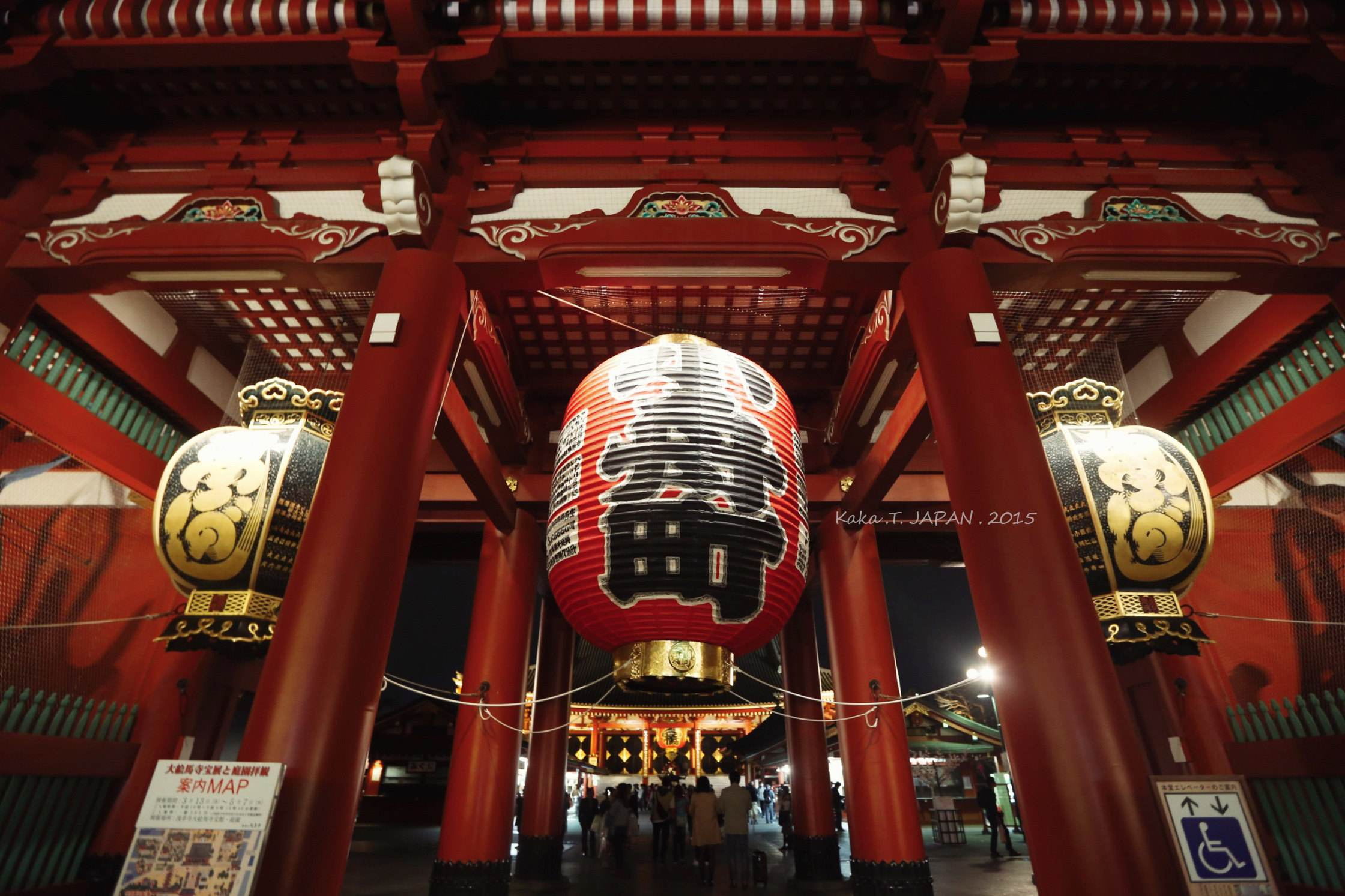 在日本的寺庙也让很多人向往不已,就比如浅草寺,作为这个国家最为古老