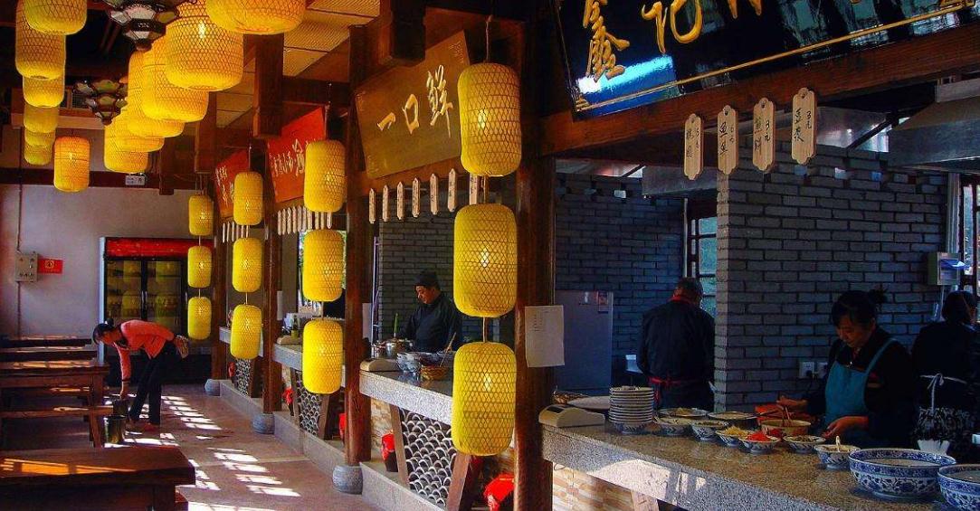 小吃城特点是,有一个一个的档口,中间是公用的用餐场地,然后有专门的