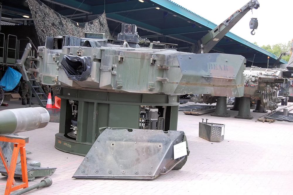 荷兰展示豹2a6主战坦克 炮管发动机全被拆出