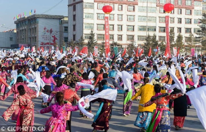 甘肃省武威市天祝藏族自治县群众身着节日盛装,跳起锅庄舞,喜迎新年