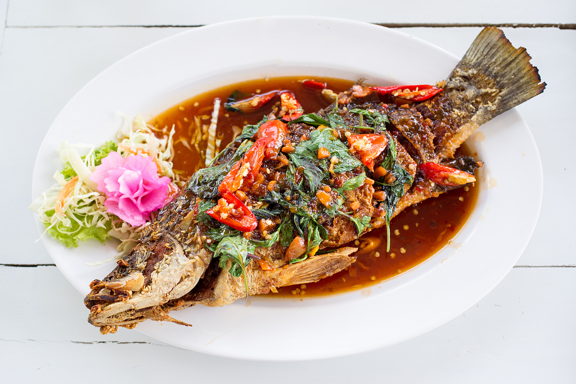 红烧罗非鱼是一道经典的中式菜肴,通过准备食材,处理鱼,煎炸,炖煮和